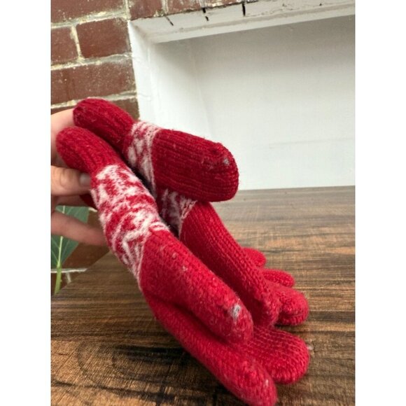 Red and white winter gloves - Picture 7 of 7